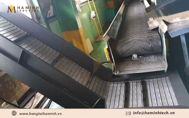Băng tải xích tấm nghiêng