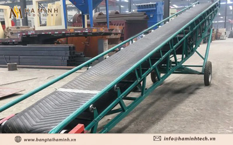 Băng chuyền bằng cao su nâng hạ giúp vận chuyển hàng hóa nhanh chóng, chính xác