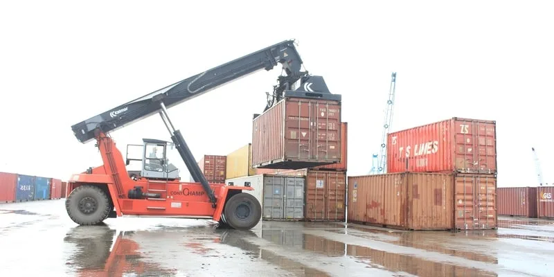 Xếp dỡ hàng hoá diễn ra trước và sau khi vận chuyển
