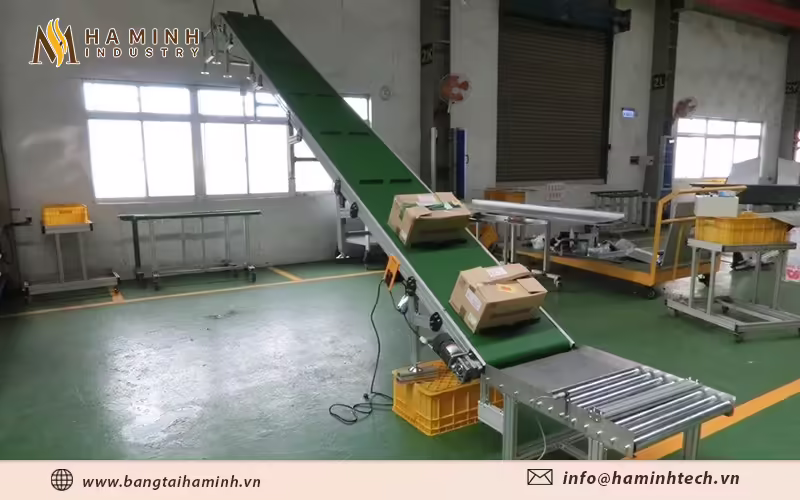 Băng tải nghiêng có thể vận chuyển được hàng hóa với khối lượng lớn